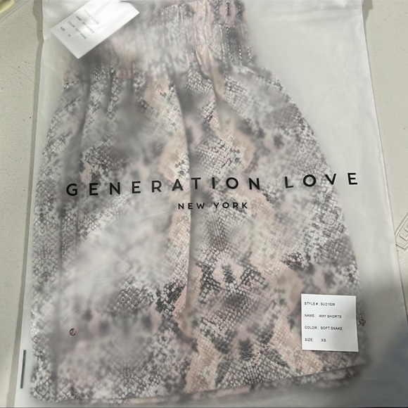 🆕Generation Love Amy Shorts High Waist
Soft Snake Choose Love New York NWT - Picture 9 of 9